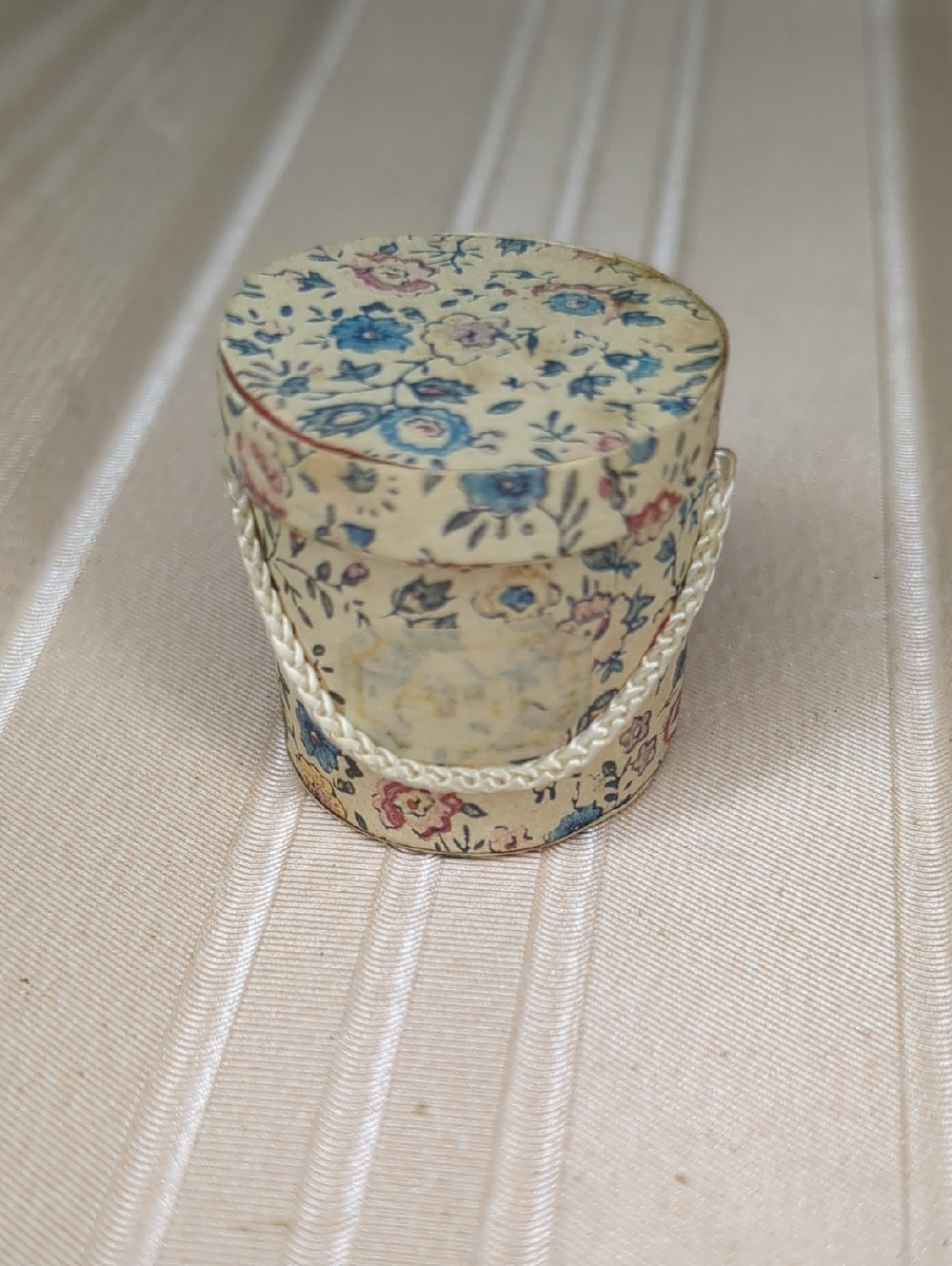 Vintage 1970s wooden floral hat box w/ removable Dollhouse Collectible